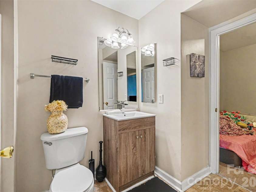 10946 Garden Oaks Lane, Charlotte, NC 28273.  MLS# CAR4389129, YatesRealty ID 30988. Lower Level Shared Full Bathroom with Updated Vanity Sink