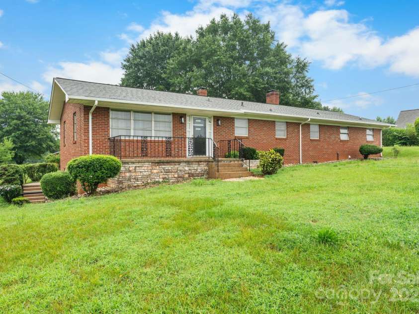 2761 Highland Avenue, Hickory, NC 28601.  MLS# CAR4287966, YatesRealty ID 30988. 
