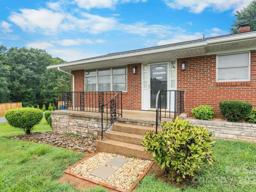 2761 Highland Avenue, Hickory, NC 28601.  MLS# CAR4287966, YatesRealty ID 30988. 