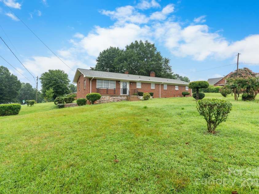 2761 Highland Avenue, Hickory, NC 28601.  MLS# CAR4287966, YatesRealty ID 30988. 