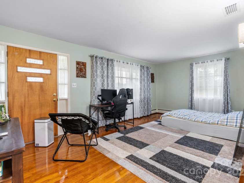 2761 Highland Avenue, Hickory, NC 28601.  MLS# CAR4287966, YatesRealty ID 30988. 