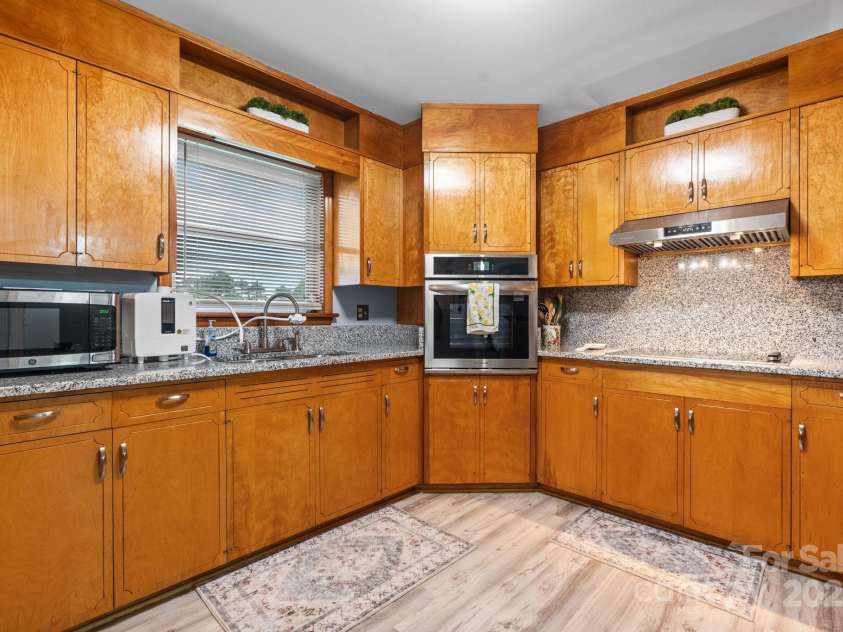 2761 Highland Avenue, Hickory, NC 28601.  MLS# CAR4287966, YatesRealty ID 30988. 