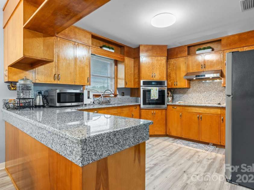 2761 Highland Avenue, Hickory, NC 28601.  MLS# CAR4287966, YatesRealty ID 30988. 