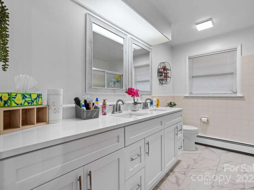 2761 Highland Avenue, Hickory, NC 28601.  MLS# CAR4287966, YatesRealty ID 30988. 