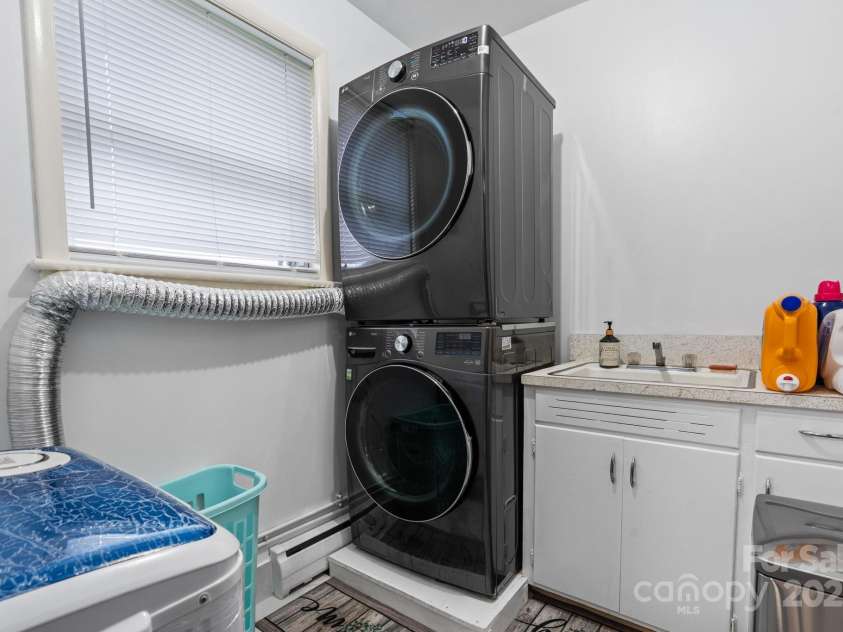 2761 Highland Avenue, Hickory, NC 28601.  MLS# CAR4287966, YatesRealty ID 30988. 