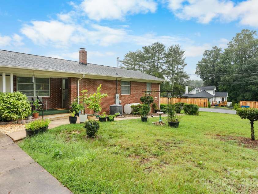 2761 Highland Avenue, Hickory, NC 28601.  MLS# CAR4287966, YatesRealty ID 30988. 