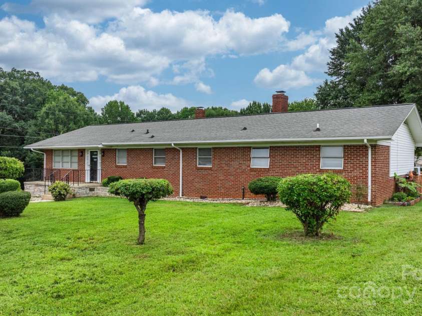 2761 Highland Avenue, Hickory, NC 28601.  MLS# CAR4287966, YatesRealty ID 30988. 