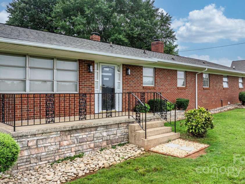 2761 Highland Avenue, Hickory, NC 28601.  MLS# CAR4287966, YatesRealty ID 30988. 