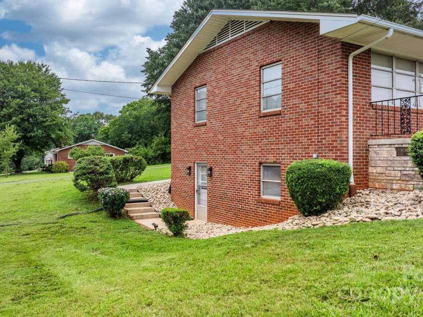 2761 Highland Avenue, Hickory, NC 28601.  MLS# CAR4287966, YatesRealty ID 30988. 
