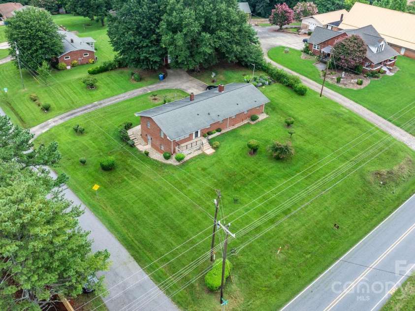 2761 Highland Avenue, Hickory, NC 28601.  MLS# CAR4287966, YatesRealty ID 30988. 