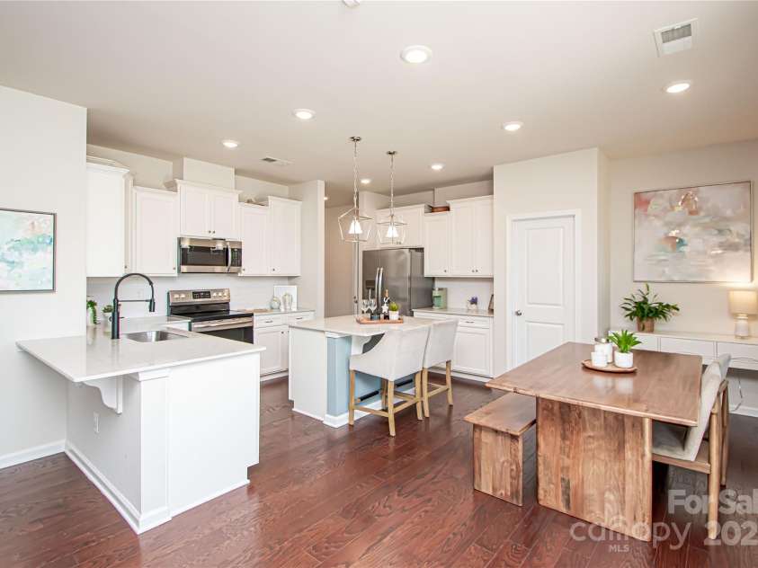 17637 Snug Harbor Road, Charlotte, NC 28278.  MLS# CAR4283392, YatesRealty ID 30990. Spacious kitchen features quartz countertops, a stylish tile backsplash, stainless steel appliances, and recessed lighting for added brightness.