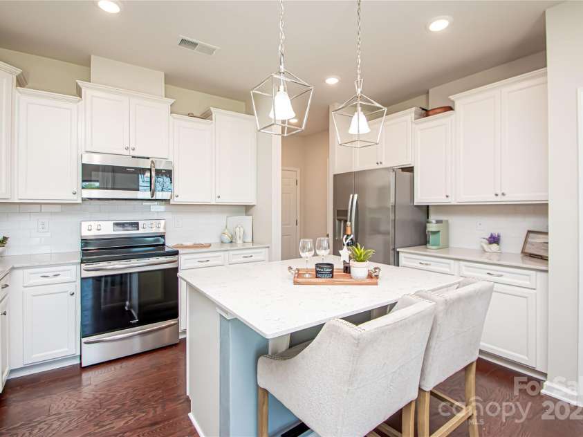 17637 Snug Harbor Road, Charlotte, NC 28278.  MLS# CAR4283392, YatesRealty ID 30990. Spacious kitchen features quartz countertops, a stylish tile backsplash, stainless steel appliances, and recessed lighting for added brightness.