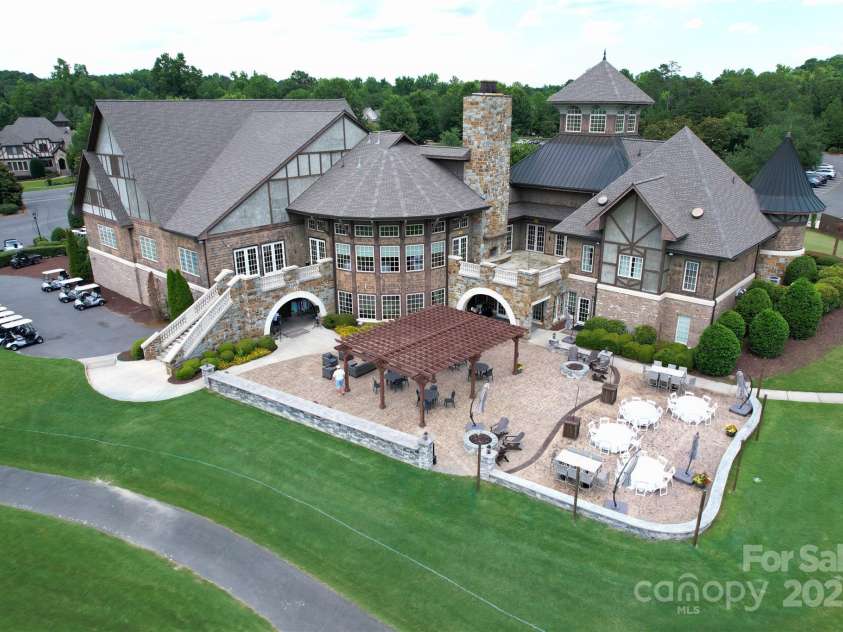 17637 Snug Harbor Road, Charlotte, NC 28278.  MLS# CAR4283392, YatesRealty ID 30990. Stunning clubhouse offering golf, restaurants, pool, tennis and pickleball courts are available with additional membership.
