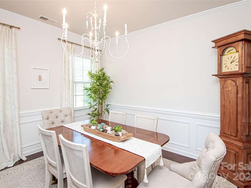 17637 Snug Harbor Road, Charlotte, NC 28278.  MLS# CAR4283392, YatesRealty ID 30990. The spacious dining room comfortably accommodates 8–10 guests—perfect for hosting family and friends.