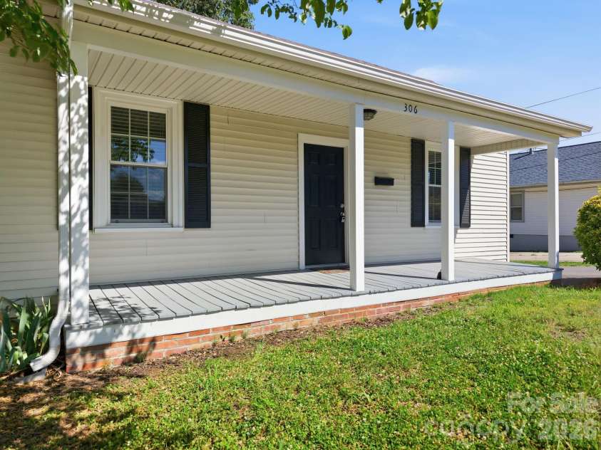 306 York Avenue, Kannapolis, NC 28083.  MLS# CAR4393468, YatesRealty ID 30992. 
