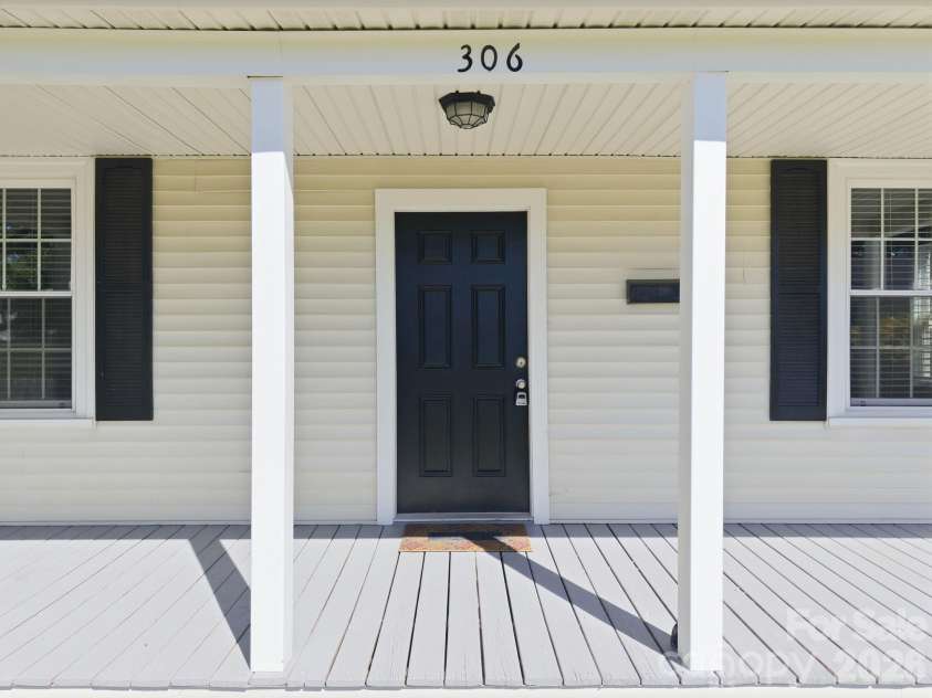 306 York Avenue, Kannapolis, NC 28083.  MLS# CAR4393468, YatesRealty ID 30992. 