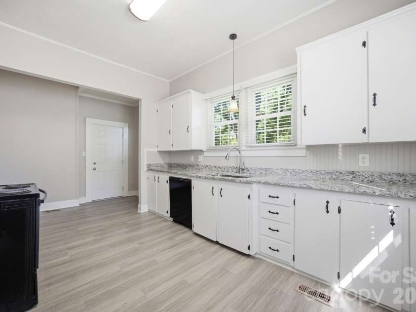 306 York Avenue, Kannapolis, NC 28083.  MLS# CAR4393468, YatesRealty ID 30992. 