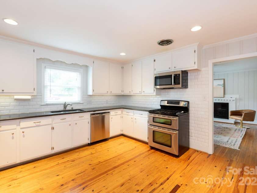 4643 Addison Drive, Charlotte, NC 28211.  MLS# CAR4287525, YatesRealty ID 30992. 