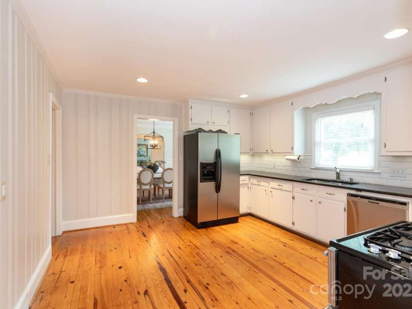 4643 Addison Drive, Charlotte, NC 28211.  MLS# CAR4287525, YatesRealty ID 30992. 