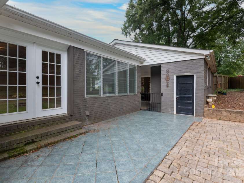 4643 Addison Drive, Charlotte, NC 28211.  MLS# CAR4287525, YatesRealty ID 30992. 