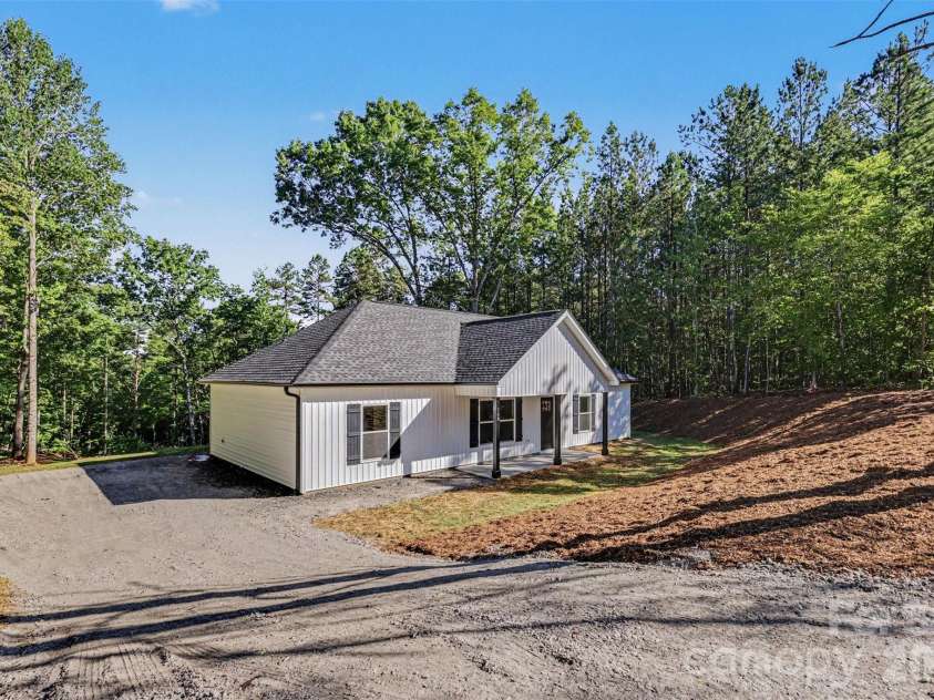 160 Parris Road, Blacksburg, SC 29702.  MLS# CAR4393946, YatesRealty ID 30995. 
