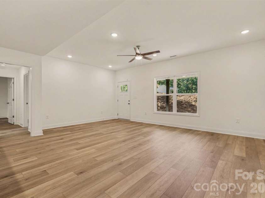 160 Parris Road, Blacksburg, SC 29702.  MLS# CAR4393946, YatesRealty ID 30995. 