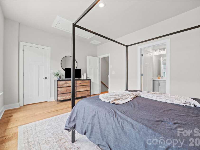 2014 Bryant Park Drive, Charlotte, NC 28208.  MLS# CAR4394219, YatesRealty ID 30996. 