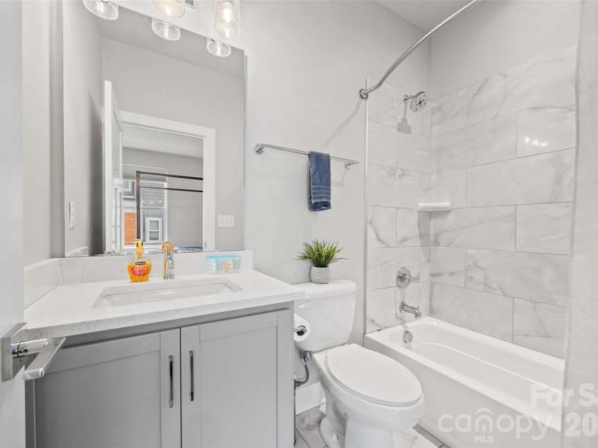2014 Bryant Park Drive, Charlotte, NC 28208.  MLS# CAR4394219, YatesRealty ID 30996. 