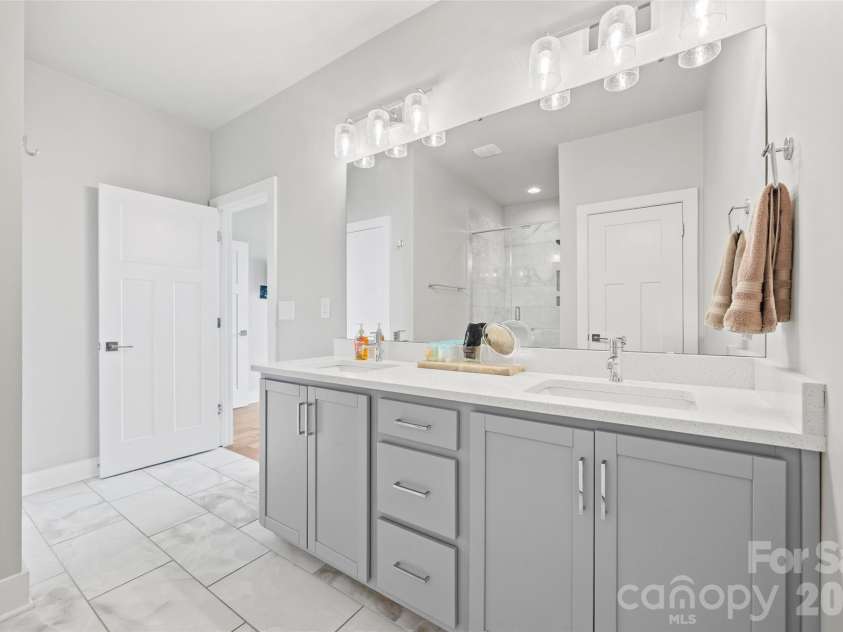 2014 Bryant Park Drive, Charlotte, NC 28208.  MLS# CAR4394219, YatesRealty ID 30996. 