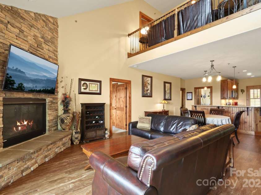 552 Penny Lane, Banner Elk, NC 28604.  MLS# CAR4290403, YatesRealty ID 30997. Great room