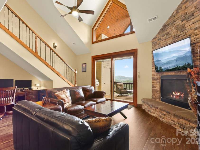 552 Penny Lane, Banner Elk, NC 28604.  MLS# CAR4290403, YatesRealty ID 30997. Great room