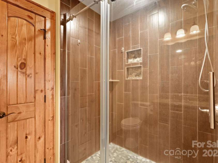 552 Penny Lane, Banner Elk, NC 28604.  MLS# CAR4290403, YatesRealty ID 30997. Upstairs bathroom