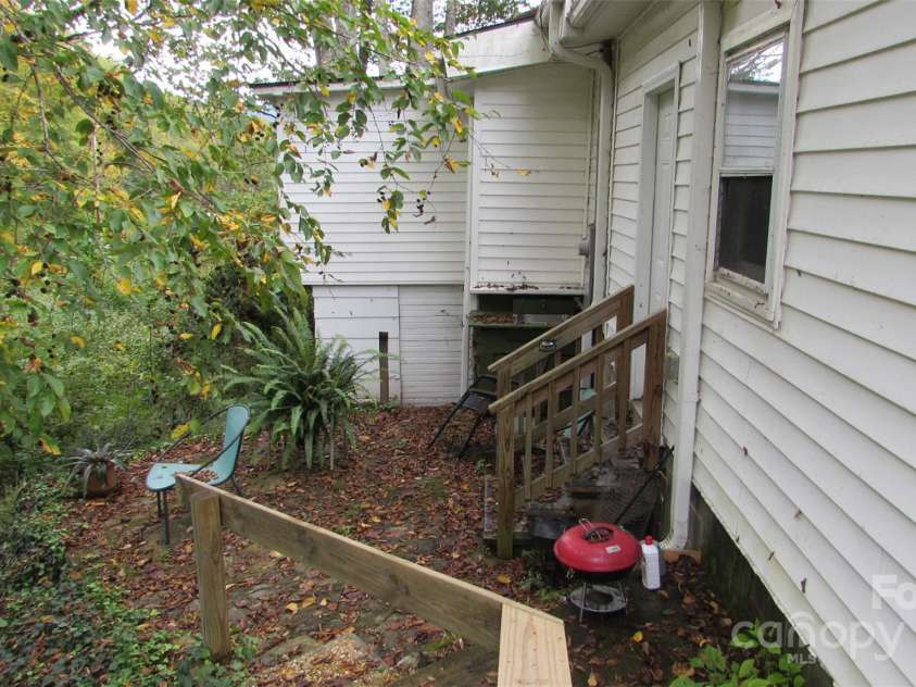 524 Clear Creek Road, Burnsville, NC 28714.  MLS# CAR4306870, YatesRealty ID 31. 