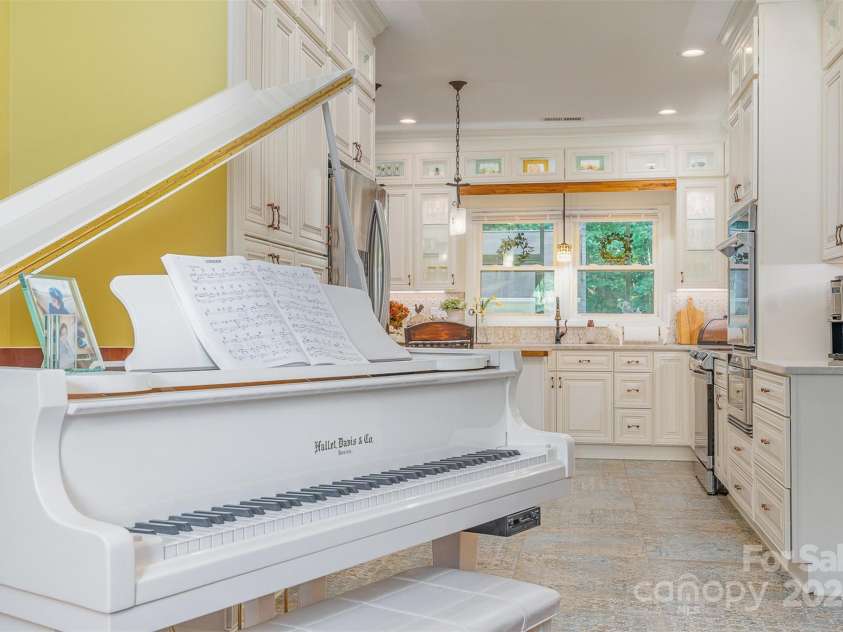 10227 Mount Holly Road, Charlotte, NC 28214.  MLS# CAR4168183, YatesRealty ID 310. 