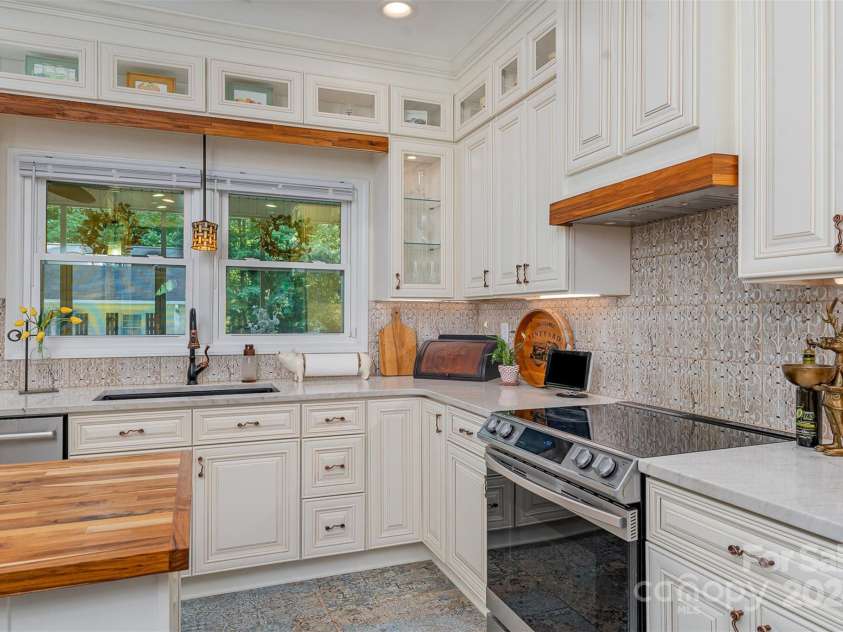 10227 Mount Holly Road, Charlotte, NC 28214.  MLS# CAR4168183, YatesRealty ID 310. 