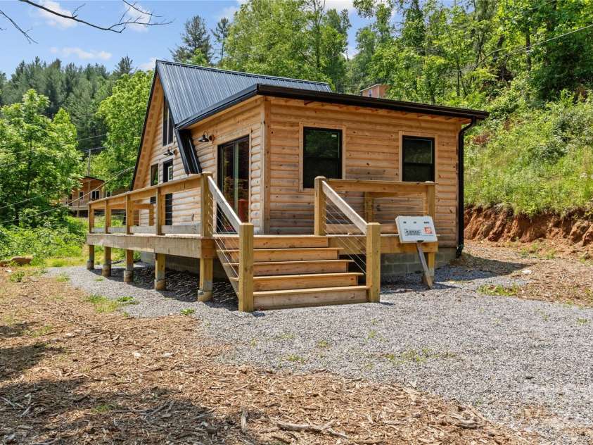 137 Red Maple Lane, Burnsville, NC 28714.  MLS# CAR4239902, YatesRealty ID 3100. 191 Red Maple Lane