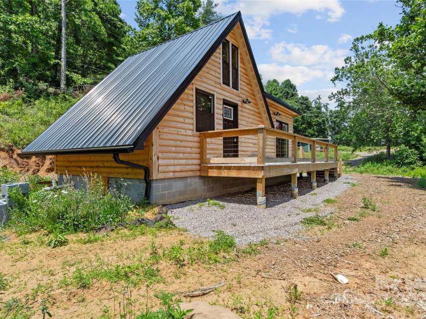 137 Red Maple Lane, Burnsville, NC 28714.  MLS# CAR4239902, YatesRealty ID 3100. 191 Red Maple Lane