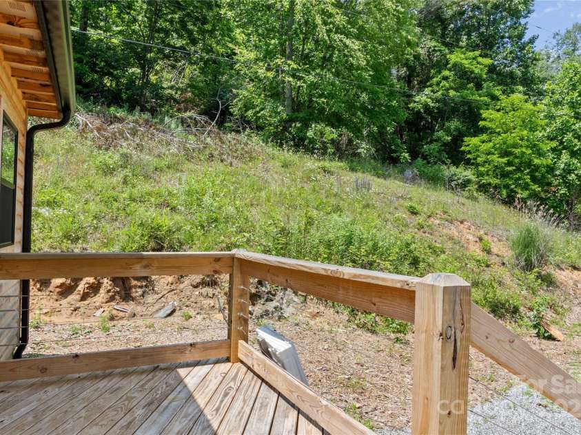 137 Red Maple Lane, Burnsville, NC 28714.  MLS# CAR4239902, YatesRealty ID 3100. 