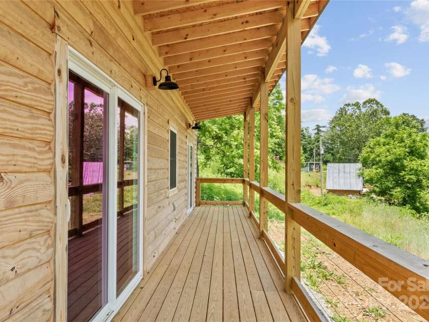 137 Red Maple Lane, Burnsville, NC 28714.  MLS# CAR4239902, YatesRealty ID 3100. 98 Snowberry Lane