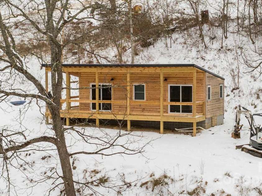 137 Red Maple Lane, Burnsville, NC 28714.  MLS# CAR4239902, YatesRealty ID 3100. 98 Snowberry Winter Photo