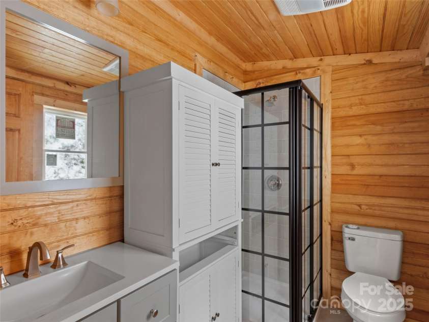 137 Red Maple Lane, Burnsville, NC 28714.  MLS# CAR4239902, YatesRealty ID 3100. Bathroom in 98 Snowberry