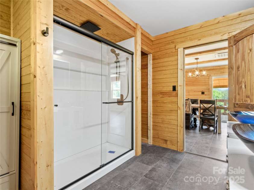 137 Red Maple Lane, Burnsville, NC 28714.  MLS# CAR4239902, YatesRealty ID 3100. Upper Level Bath