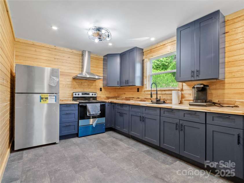 137 Red Maple Lane, Burnsville, NC 28714.  MLS# CAR4239902, YatesRealty ID 3100. Upper Level Kitchen
