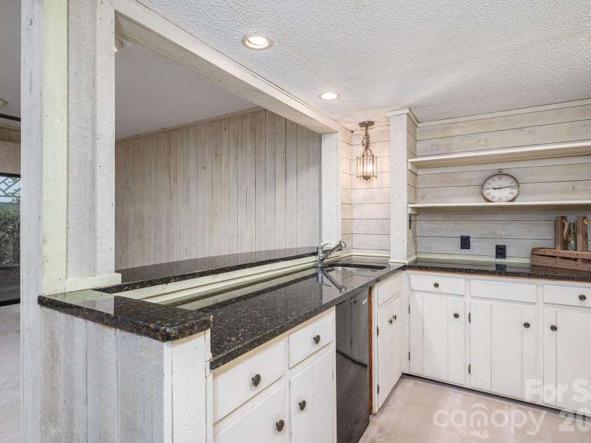 40 Catawba Ridge Road, Clover, SC 29710.  MLS# CAR4393526, YatesRealty ID 31001. 