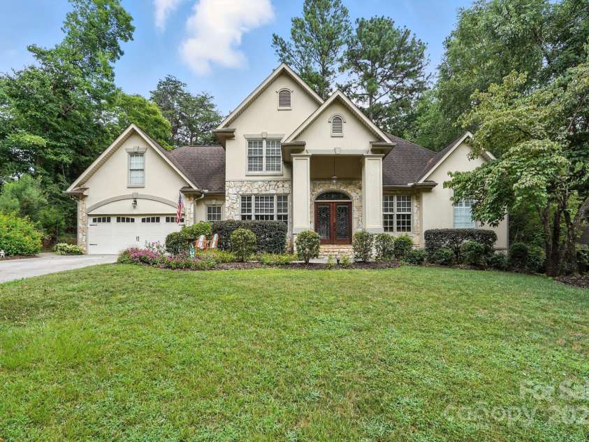 11108 Broken Brook Way, Tega Cay, SC 29708.  MLS# CAR4281529, YatesRealty ID 31004. Nestled on a lot just shy of a half-acre, this property offers a unique opportunity to embrace comfortable living with room to expand. Mature trees dot the perimeter, offering shade and privacy.