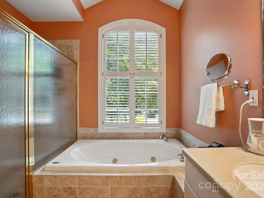 11108 Broken Brook Way, Tega Cay, SC 29708.  MLS# CAR4281529, YatesRealty ID 31004. This property features a jacuzzi and a deep primary tub, offering residents a spa-like experience within the comfort of their own home.