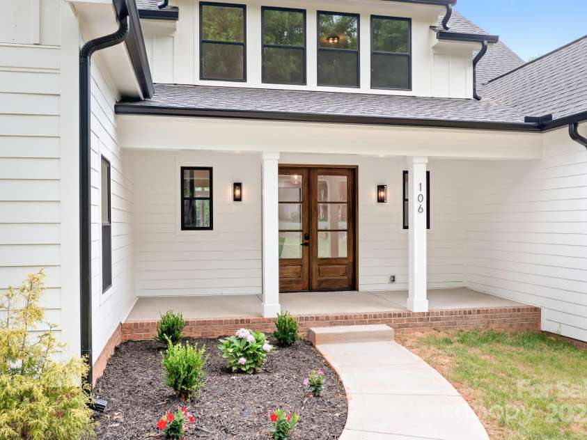 106 Arbor Drive, Waxhaw, NC 28173.  MLS# CAR4264071, YatesRealty ID 31005. Fresh and welcoming front entry, complete with a modern farmhouse vibe and charming landscaping.