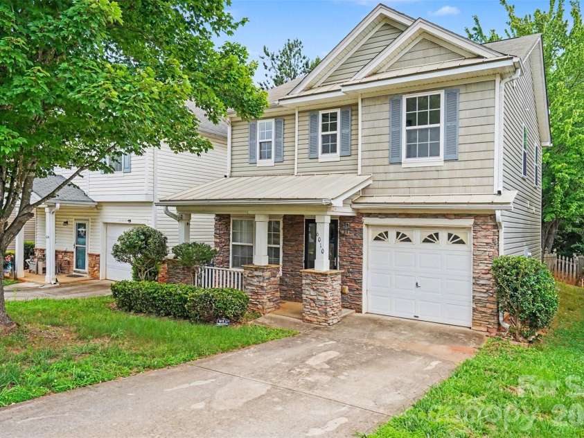 6010 Raisin Tree Lane, Charlotte, NC 28215.  MLS# CAR4394434, YatesRealty ID 31005. 6010 Raisin Tree Ln- Exterior