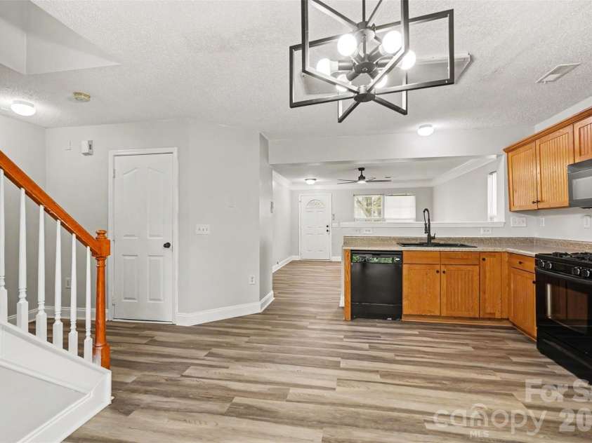 6010 Raisin Tree Lane, Charlotte, NC 28215.  MLS# CAR4394434, YatesRealty ID 31005. Kitchen