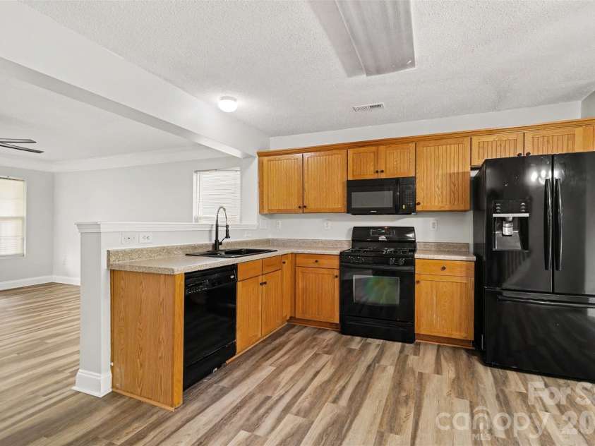 6010 Raisin Tree Lane, Charlotte, NC 28215.  MLS# CAR4394434, YatesRealty ID 31005. Kitchen
